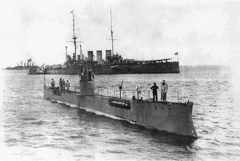 "Акула" 1913 год, на заднем плане крейсер "Рюрик"