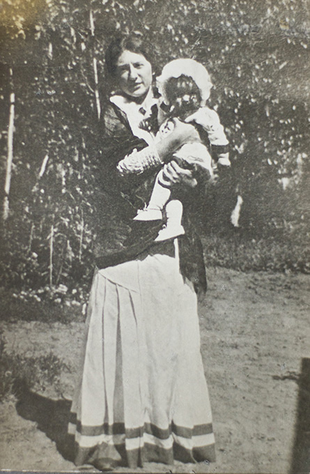 Анна Дмитриевна с дочерью Людмилой