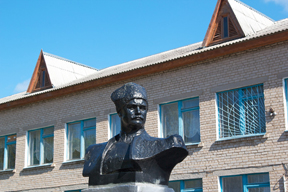 Памятник Боброву