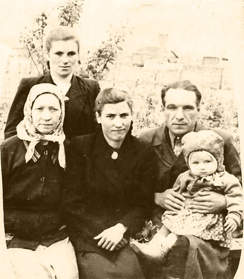Семья Никитиных, май 1954, пос.Издешково