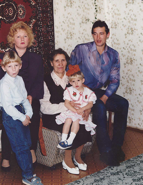 Клавдия Антоновна с семьей Семеновых.