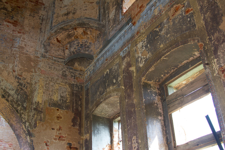 Сохранились следы внутренней росписи