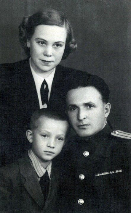 Антонина Ивановна Рябинина с семьёй - сыном и мужем, 1952 г.